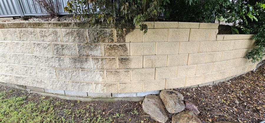 Stone retaining wall